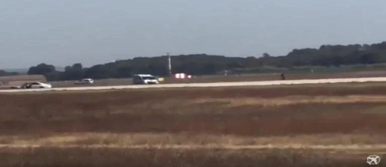 Συναγερμός στο αεροδρόμιο της Λυών! Καταδίωξη αυτοκινήτου (βίντεο)